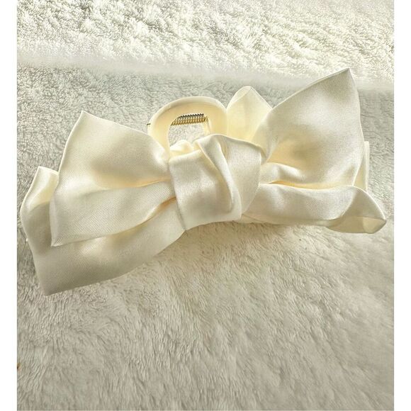 Off satin bow hair claw - Picture 1 of 3